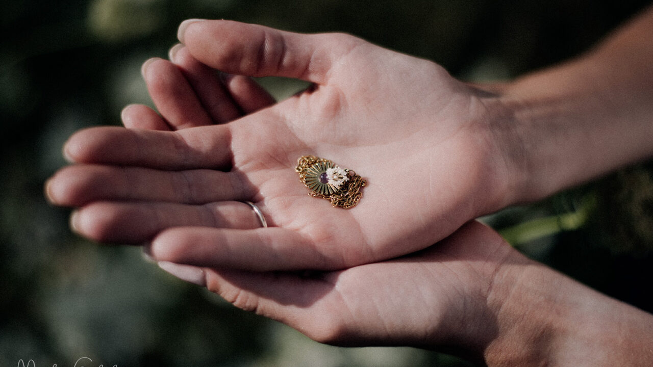 biżuteria dla przyjaciółki delikatna, trzymana w rękach