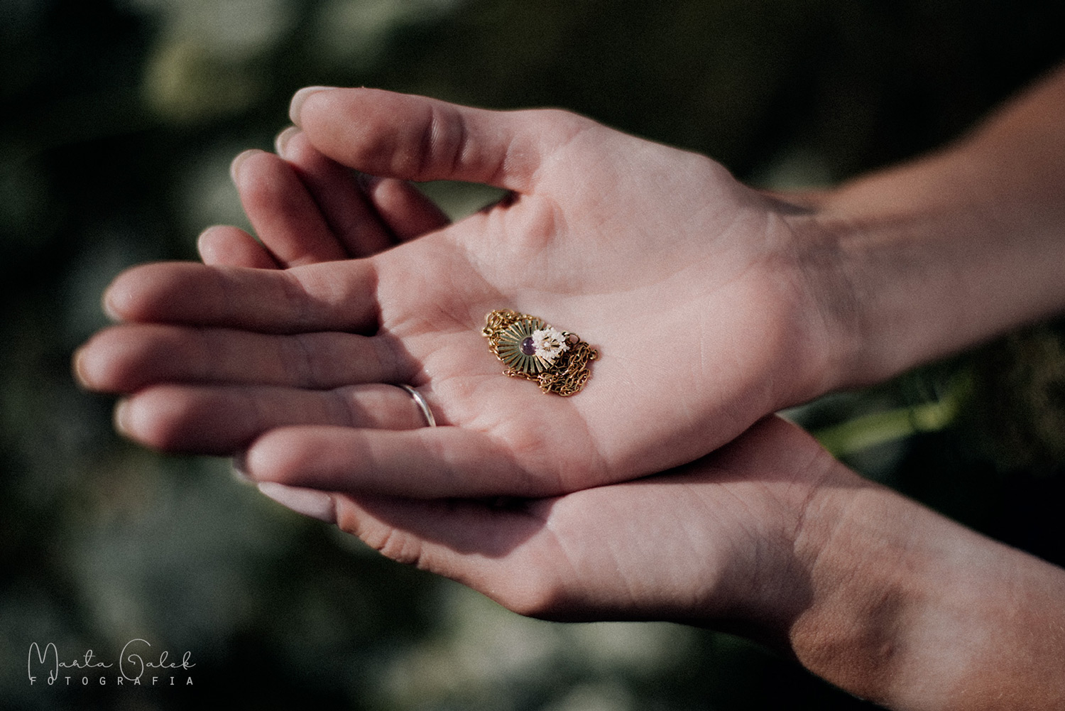 biżuteria dla przyjaciółki delikatna, trzymana w rękach