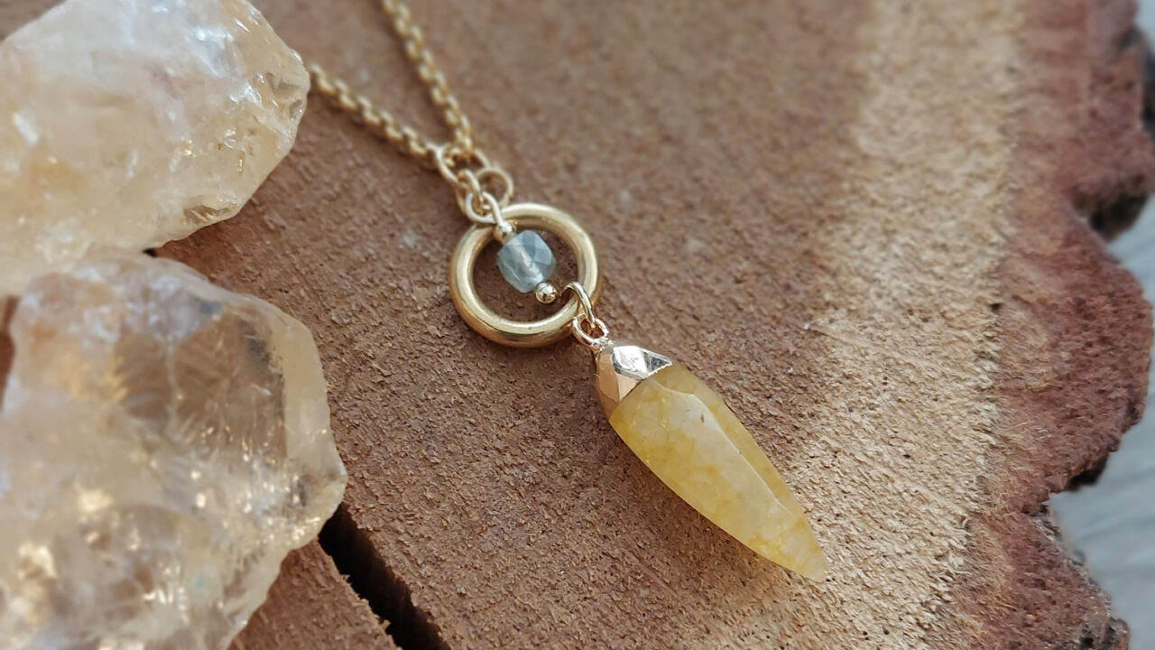 biżuteria z cytrynem, naszyjnik na łańcuszku z dużym kamieniem i zawieszką - okręgiem