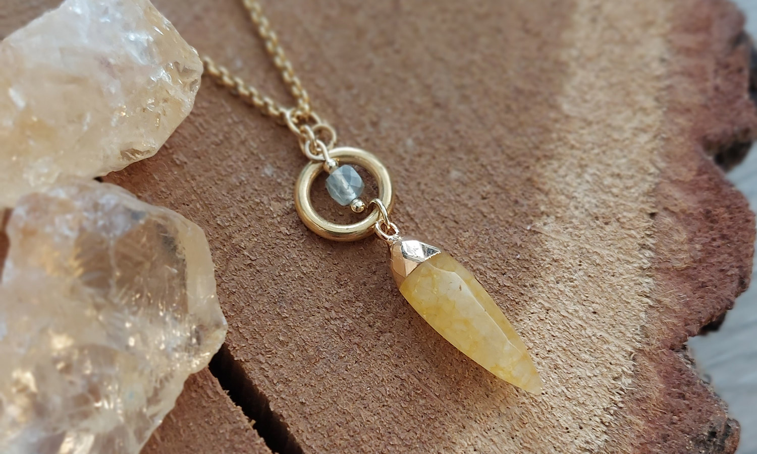 biżuteria z cytrynem, naszyjnik na łańcuszku z dużym kamieniem i zawieszką - okręgiem