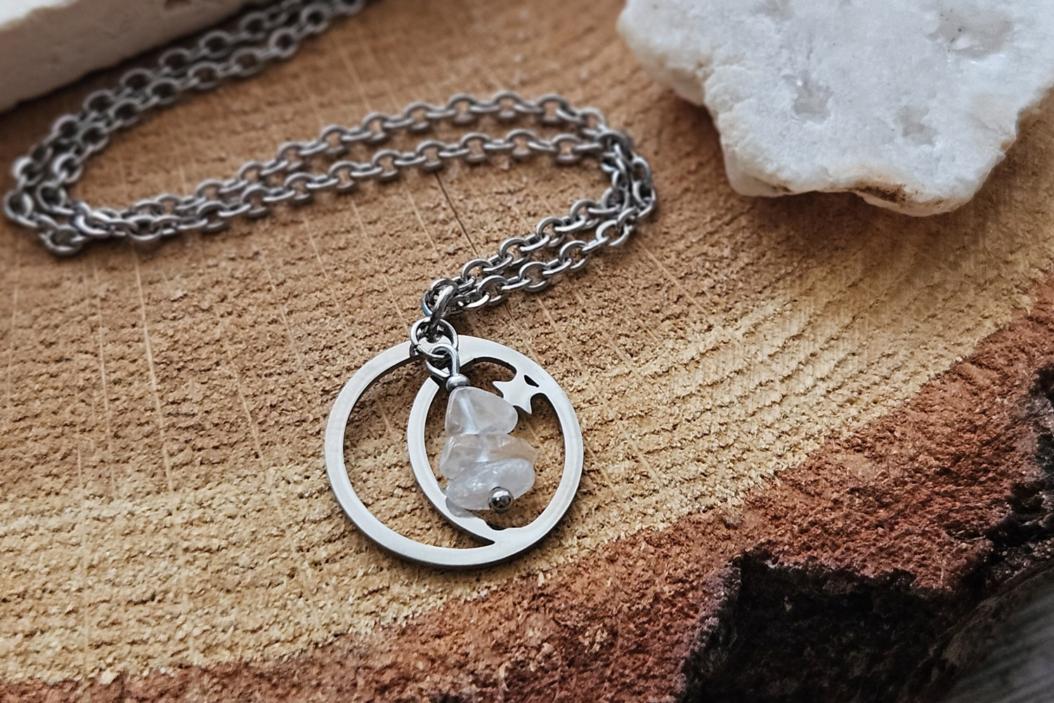 biżuteria z kamieniem księżycowym, zawieszka na długim srebrnym łańcuszku z kamieniem księżycowym