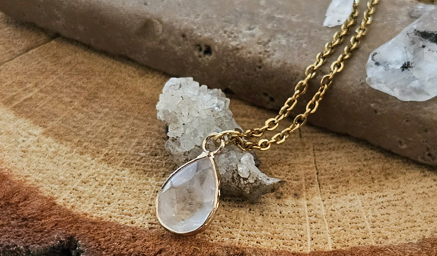 biżuteria z kryształem górskim handmade i minerałów naturalnych na długim łańcuszku