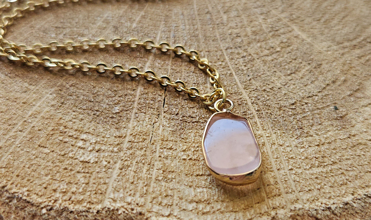 biżuteria z kwarcem różowym, kamień naturalny na długim złotym łańcuszku handmade