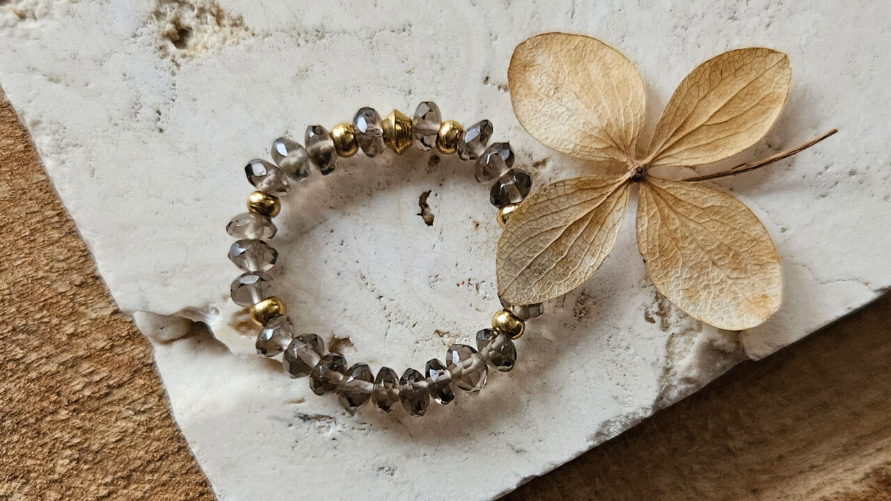 biżuteria z kwarcem dymnym, bransoletka, pierścionek elastyczny z złotymi dekoracjami