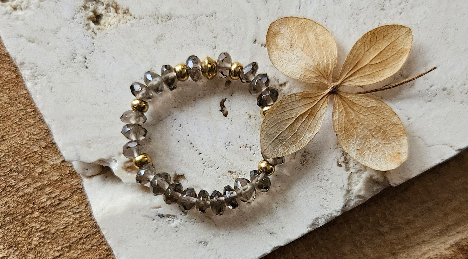 biżuteria z kwarcem dymnym, bransoletka, pierścionek elastyczny z złotymi dekoracjami
