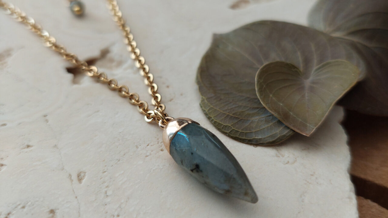 biżuteria z labradorytem i stali szlachetnej w złotym kolorze, łańcuszek z dużym kamieniem w kształcie łzy