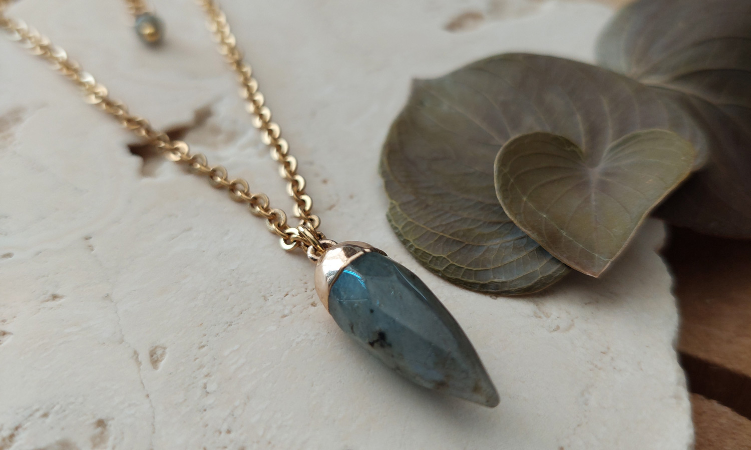 biżuteria z labradorytem i stali szlachetnej w złotym kolorze, łańcuszek z dużym kamieniem w kształcie łzy