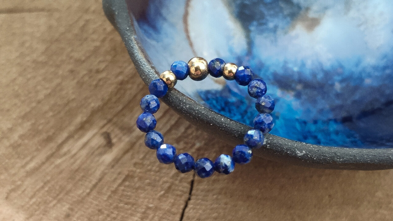 biżuteria z lapis lazuli, elastyczny pierścionek z kamieni na gumce