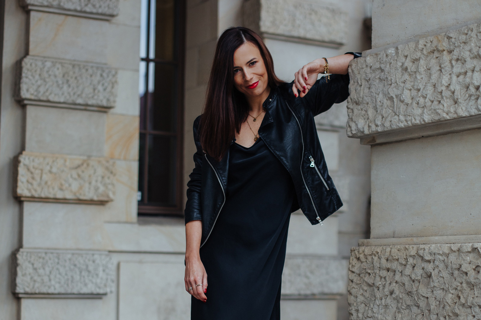 biżuteria do czarnej sukienki i czarnej kurki skórzanej