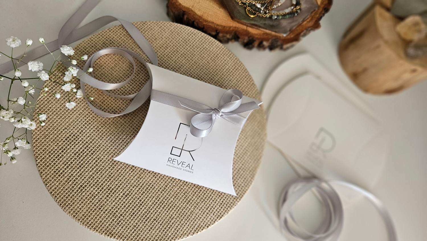 pakowanie biżuterii na prezent w papierowe eleganckie opakowanie ze wstążką