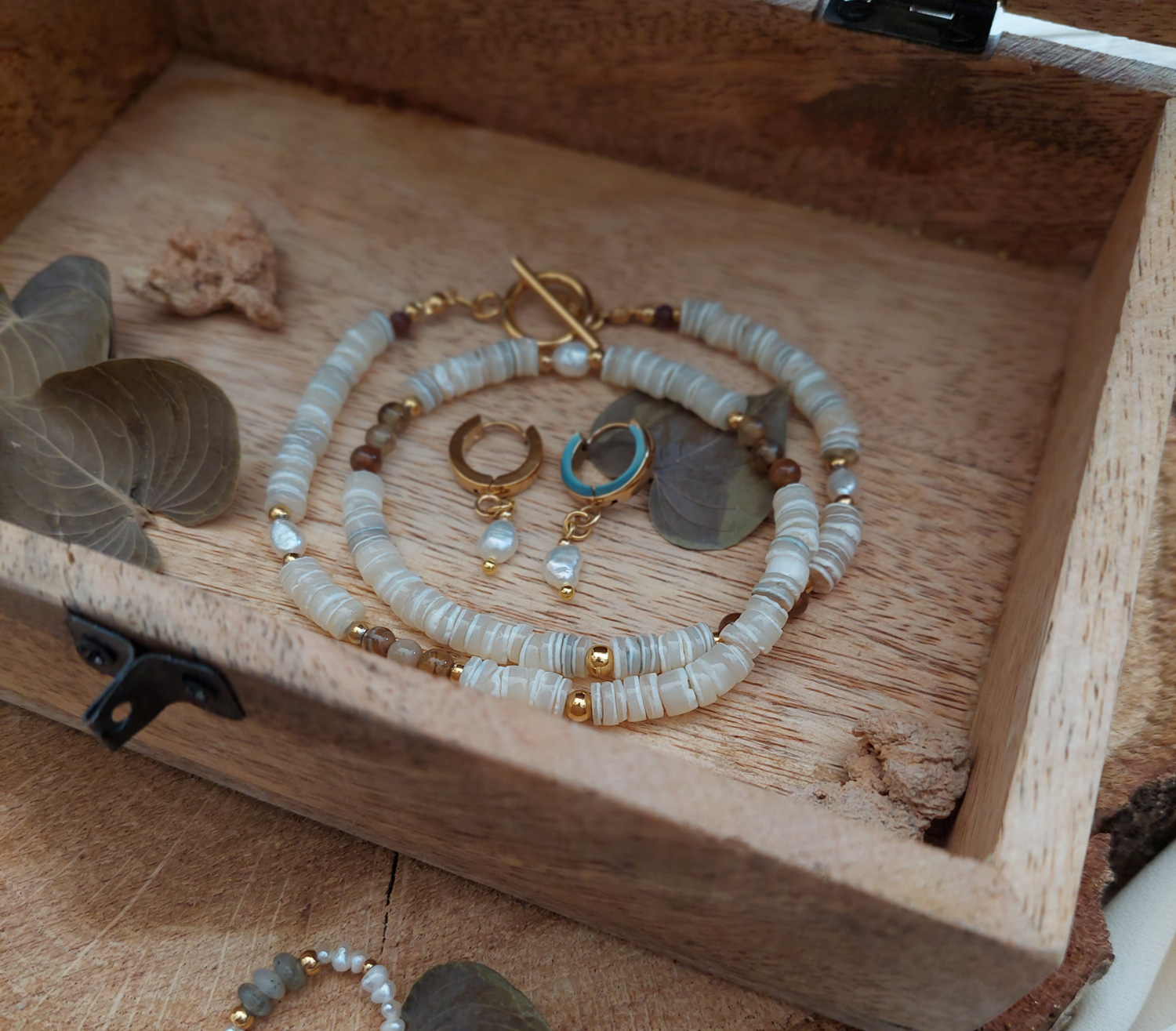 przechowywanie biżuterii handmade w eleganckim stylu