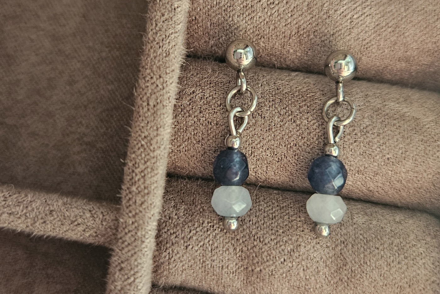 przechowywanie kolczyków w szkatułce