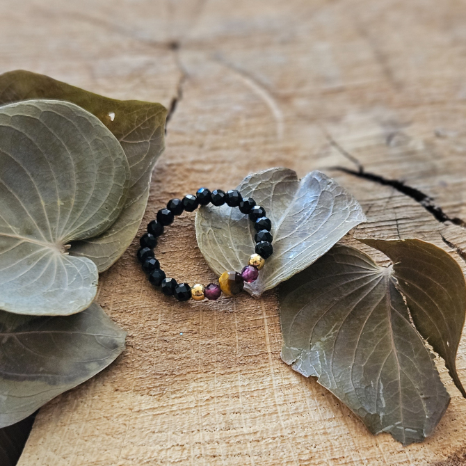 Elastyczny pierścionek z onyksem, granatem i tygrysim okiem - obrazek 3