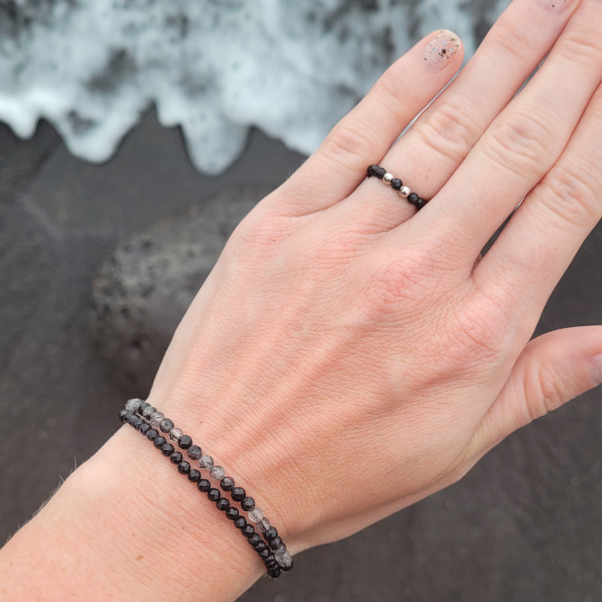 Elastyczny pierścionek ze z onyksem - obrazek 6