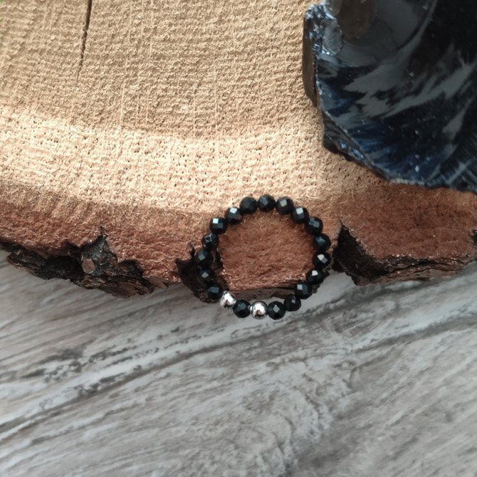 Elastyczny pierścionek ze z onyksem - obrazek 4