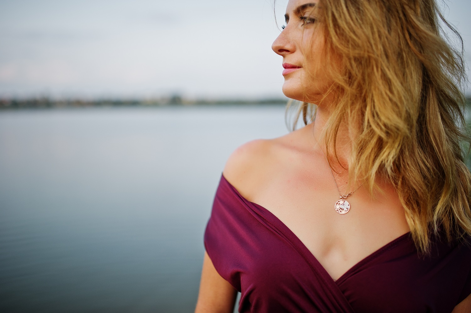 elegancki naszyjnik do sukienki bez ramion z dużym dekoltem