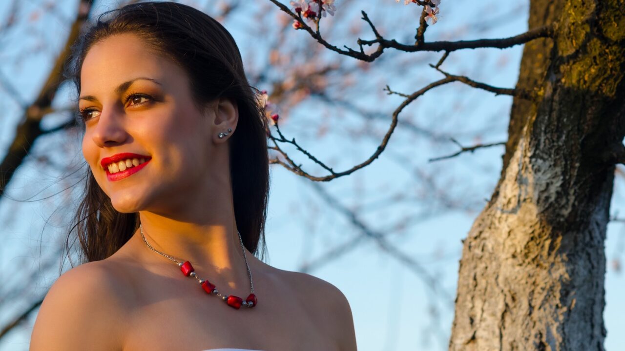 jak wybrać biżuterię do sukienki bez ramiączek