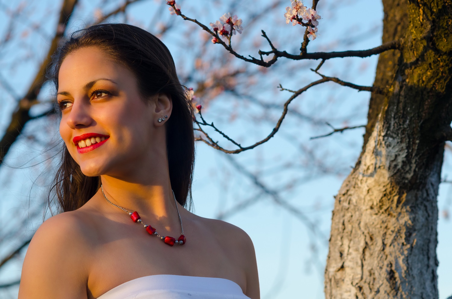 jak wybrać biżuterię do sukienki bez ramiączek