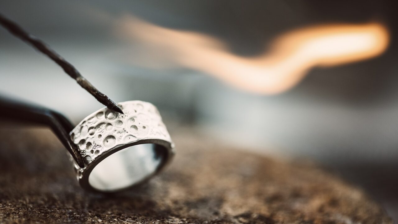 porównanie biżuterii stal szlachetna a srebro, złoto