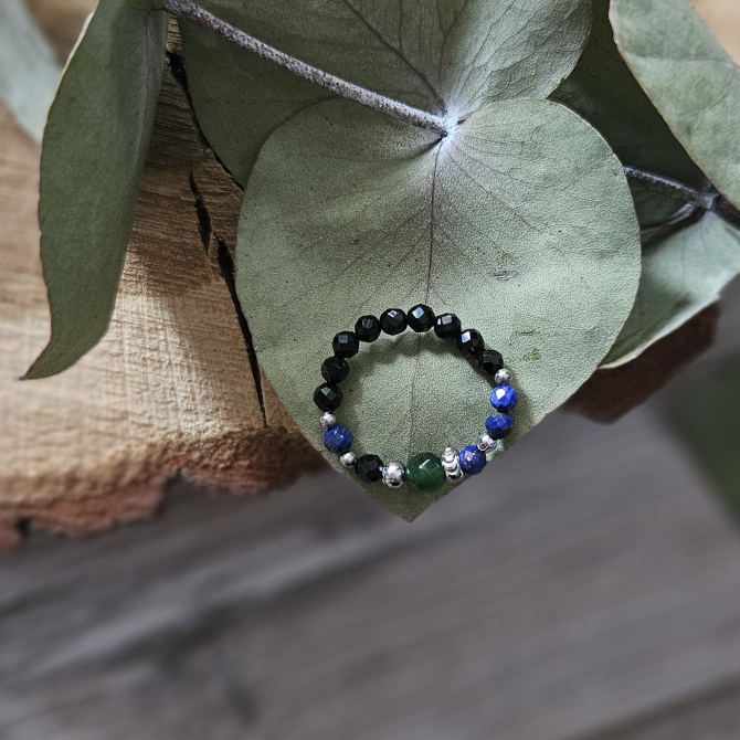 Elastyczny pierścionek z onyksem, jadeitem i lapis lazuli - obrazek 3